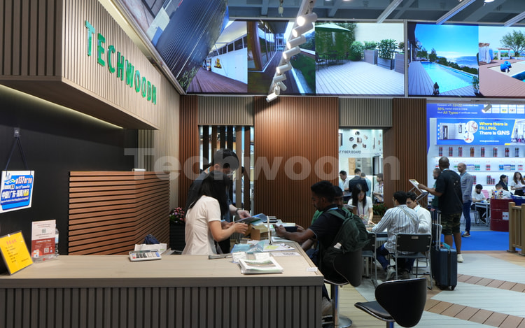 展会现场的 Techwoodn 塑木产品展示与客户咨询